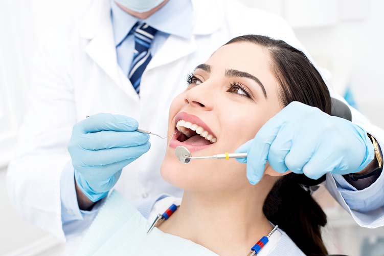 Mujer sonriendo en odontologo